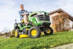 Cortacésped con operador a bordo X 117R - John Deere